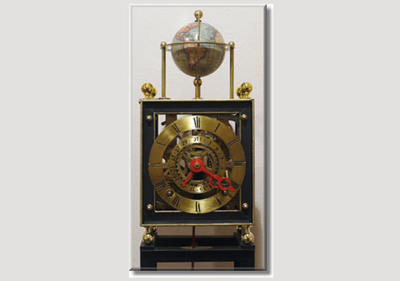 aus eigener Herstellung, antikes französisches Uhrwerk, Schlag auf Bronze-Glocke, Datumsanzeige, Anzeige des Meridian durch den sich drehenden Globus, Maße: 16x10x170cm, Preis: 4.200,- €
